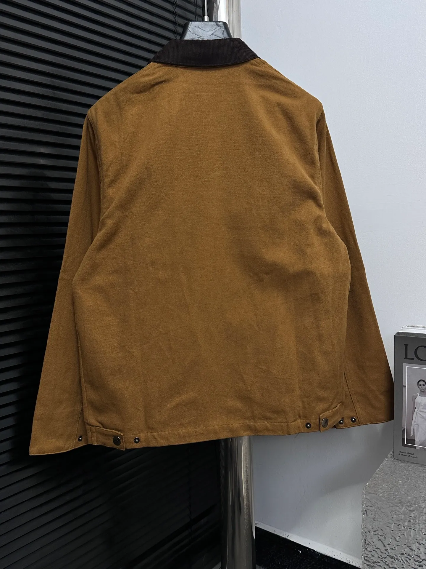 [Carhartt Wip] Carhartt Detroit zipper casual workwear for couples. The fabric is made of new environmentally friendly twill fabric. The light wash feels and the color will look better with time. It is a very high-quality fabric! The workmanship details are perfectly controlled, the Classic Logo small label is embroidered on the chest, the corduroy lapels highlight the unique style, and the customized Gold zippers and Gold buttons all have logos and become more unique as they wear out with use! Suitable for daily wear, suitable for all styles, same style size for men and women: S-XL